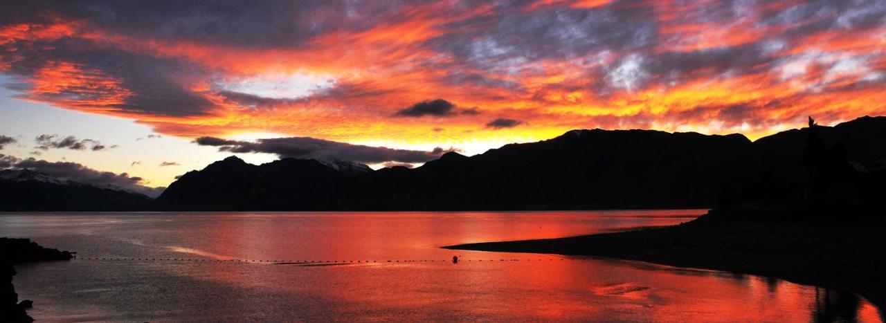 Lakefront Fantail Cottage Lake Hawea, Wanaka Buitenkant foto